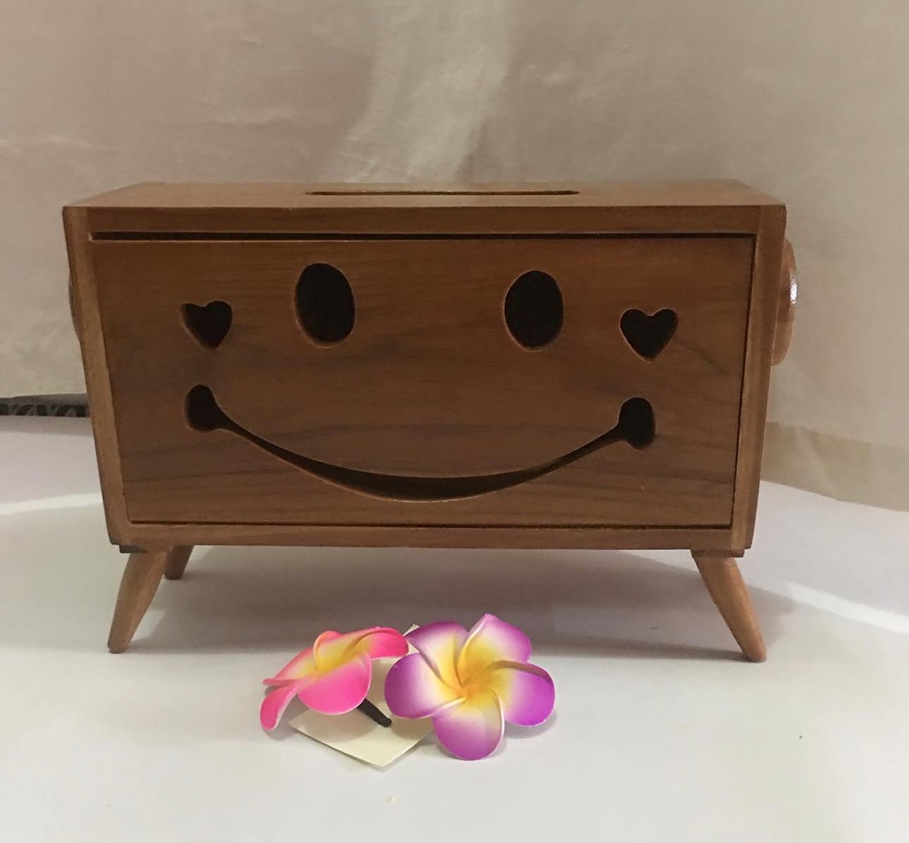 Tempat Tissue with Gravire Stiker